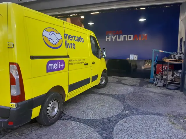 Van de entregas carregando pedido na loja